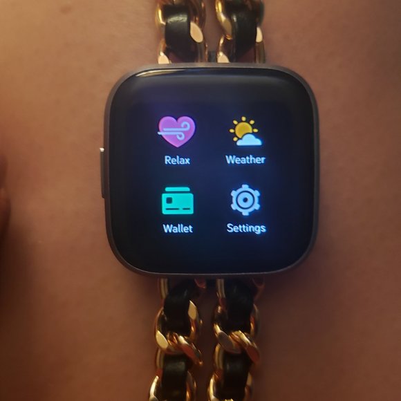FitBit Versa 2 with charger & 2 fashion bands - Picture 9 of 11